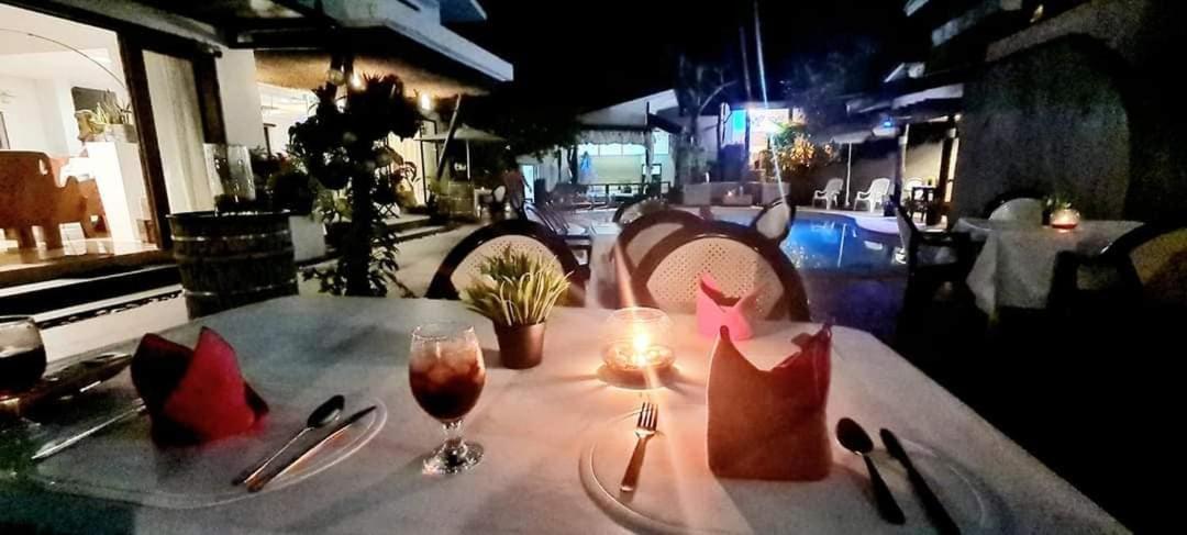 Date & Dine Resort Antipolo Bagian luar foto